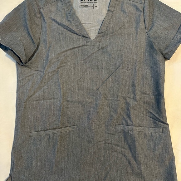 Figs scrubs - Picture 2 of 3